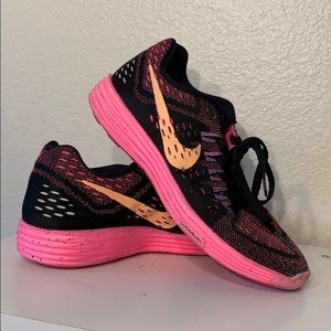 NIKE RUNNING SHOES